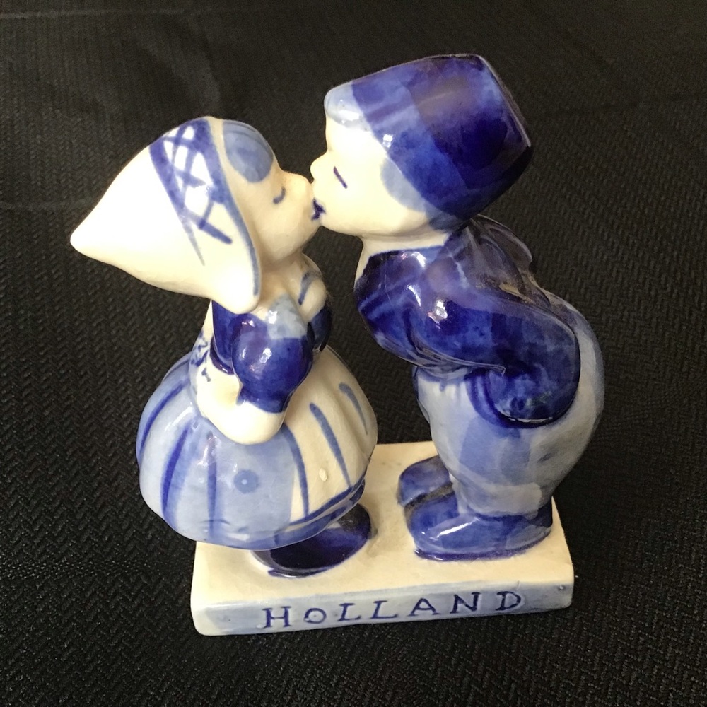 Vintage Kissing couple figurine Holland